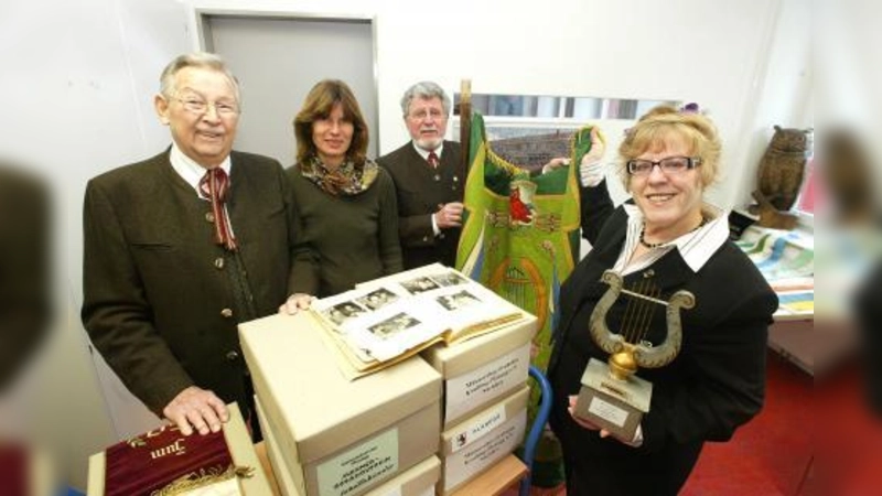 Nach 107 Jahren hat sich der Männergesangsverein Krailling-Planegg e.V. aufgelöst. Sein gesamter Nachlass ist ins Pasinger Archiv gewandert. Der feierlichen Übergabe wohnten bei (V.l.) Günter Stark, Archivarin Martina Irlbacher, Hans und Maria Theresia Silberhorn. (Foto: US)