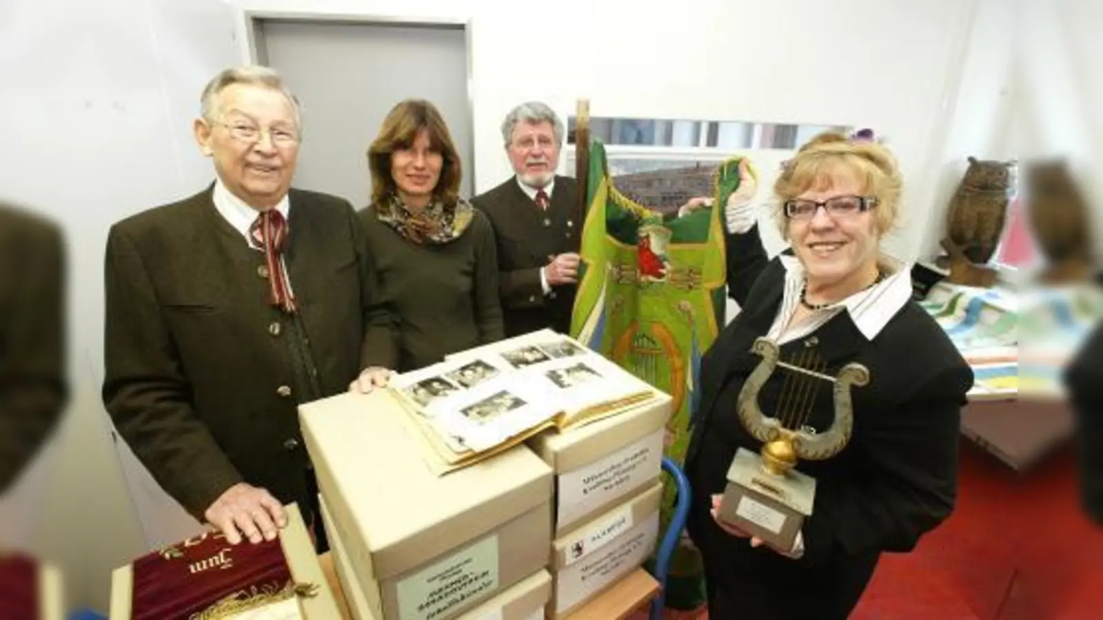 Nach 107 Jahren hat sich der Männergesangsverein Krailling-Planegg e.V. aufgelöst. Sein gesamter Nachlass ist ins Pasinger Archiv gewandert. Der feierlichen Übergabe wohnten bei (V.l.) Günter Stark, Archivarin Martina Irlbacher, Hans und Maria Theresia Silberhorn. (Foto: US)