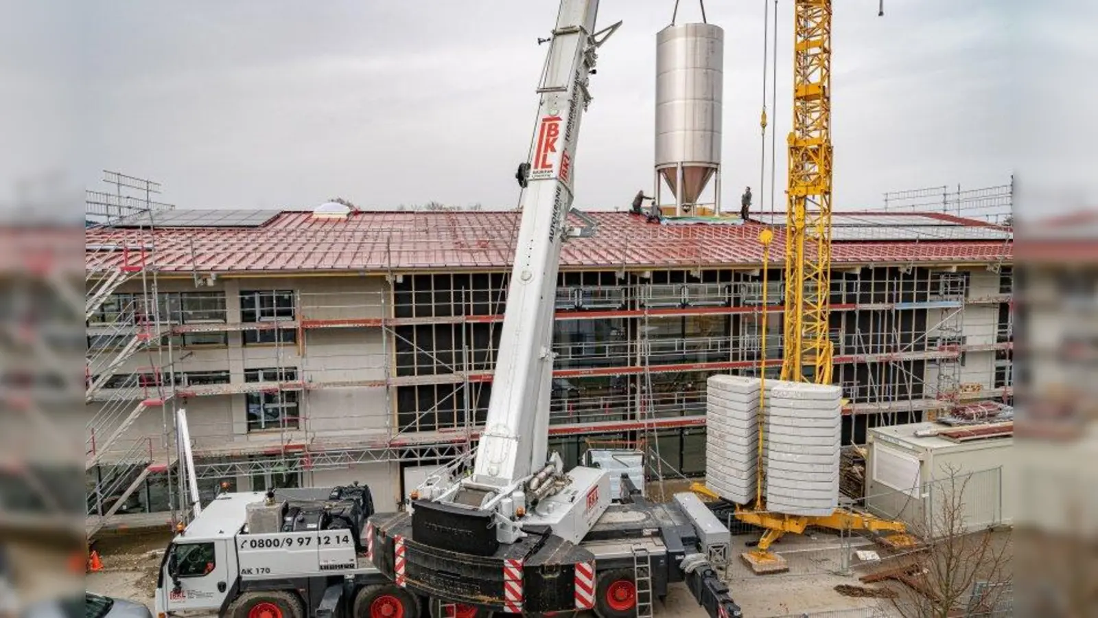 Der große Gärtank (in ihn würden über 130.000 Halbe passen) wird über eine Öffnung im Dach des neuen Sudhauses eingehoben. (Foto: Starnberger Brauerei)