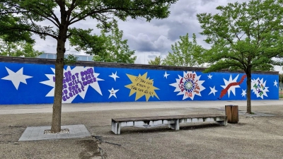 Coole Sprüche und eindrucksvolle Gestaltung: die 8M der Mittelschule gestaltete die Wand an der Bushaltestelle im Campus. (Foto: R.Zacher)