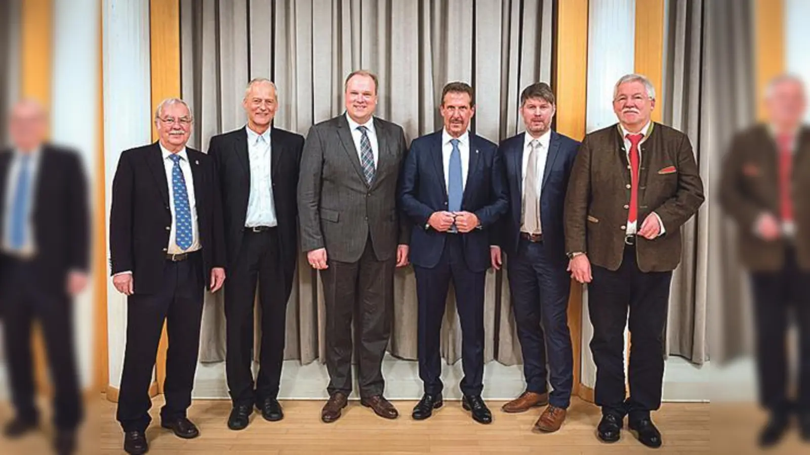 Prominente Gratulanten (v. li. n. re.): Lionsclub Zonen Chairperson Dr. Firedhelm Scharpf, Gerd Kleiber, Christoph Göbel, Walter Fortmühler, Thomas Glashauer und Werner van der Weck.	 (Foto: VA)