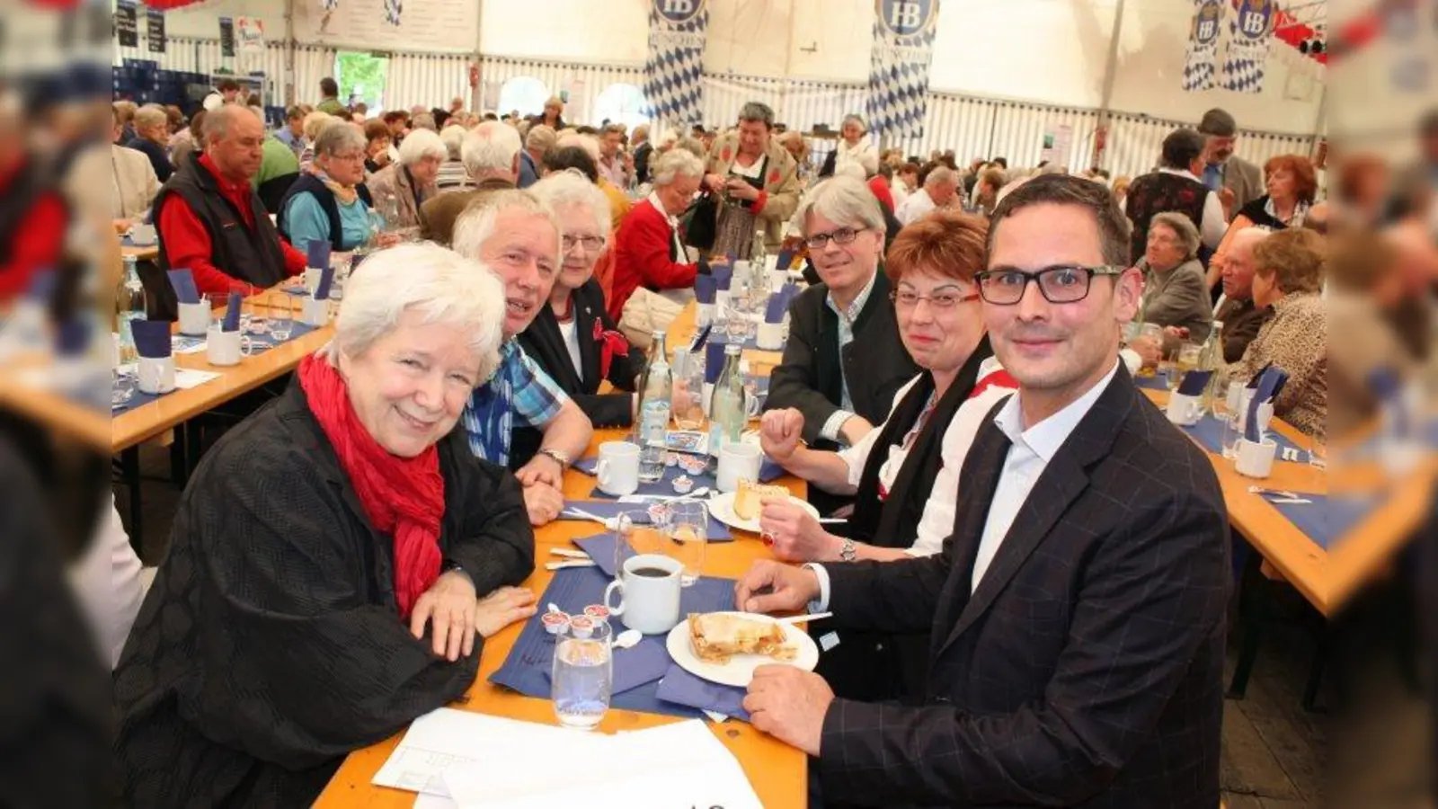 Wie geht es in der Pflege weiter? MdL Andreas Lotte, Bezirksrätin Irmgard Hofmann, VdK-Landesgeschäftsführer Michael Pausder, Seniorenbeirätin Ingrid Appel, Claus Fussek und VdK-Präsidentin Ulrike Mascher (von rechts) beim Haderner Dorffest. (Foto: job)