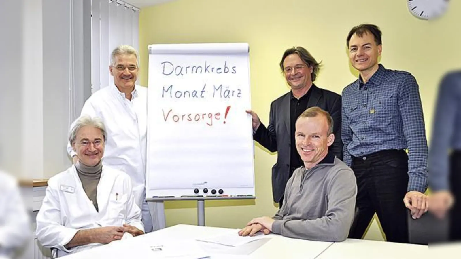 Raten jeden die Vorsorgeunteruschungen wahrzunehmen: (Von links:) Dr. Gerhard Feder, Dr. Peter Kreissl, Dr. Gernot Straka, Dr. Tobias Philippzig und Dr. Stefan Greimel (sitzend).	 (Foto: Sybille Föll)