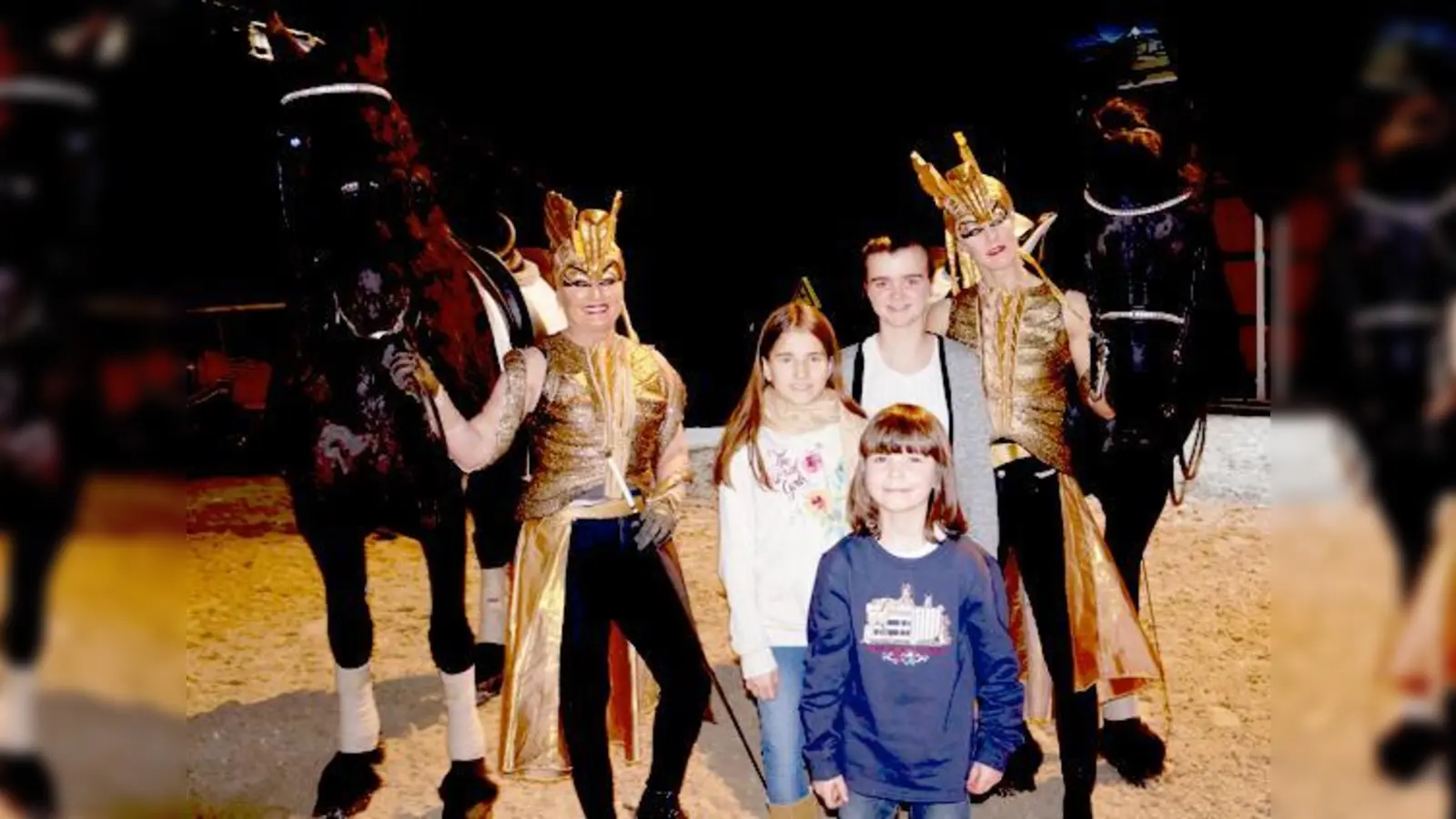 Apassionata-Star Petra Geschonneck (links) mit einer ihrer Reiterinnen und den glücklichen Samstagsblatt-Gewinnerinnnen Karolin, Rebeca und Caro (Mitte von links). 	 (Foto: hw)