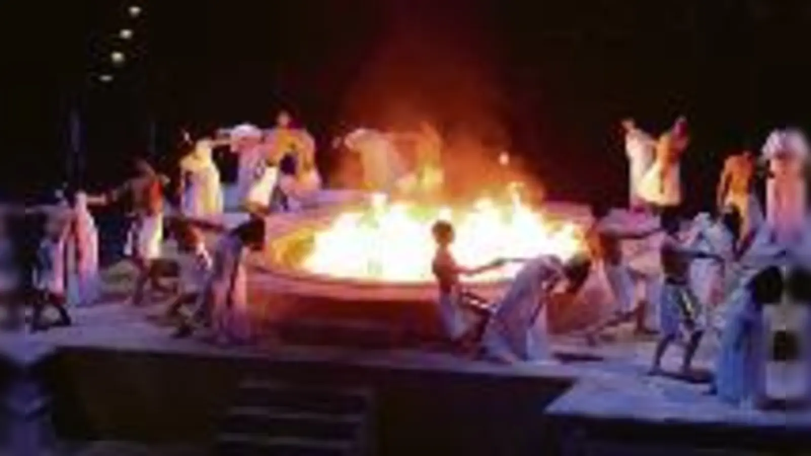 Tempeldiener feiern die Einsetzung von Radames als ägyptischen Heerführer bei der Aida-Monumentalproduktion in der Olympiahalle am Osterwochenende. 	 (Foto: Styleguide)