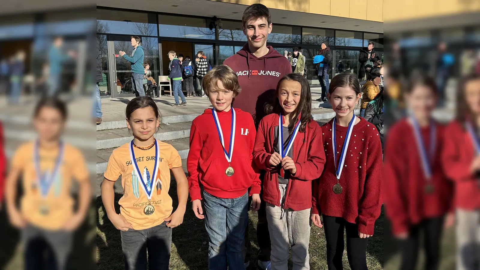 Auch die Teilnehmer aus der dritten und vierten Klasse waren erfolgreich. (V. l.:) Aaron Komposch, Leopold Feuchtinger, Sachiye Breitenbach und Aliyah Falck, freuen sich zusammen mit dem Schulschach-Trainer Julian Schleicher. (Foto: VA)
