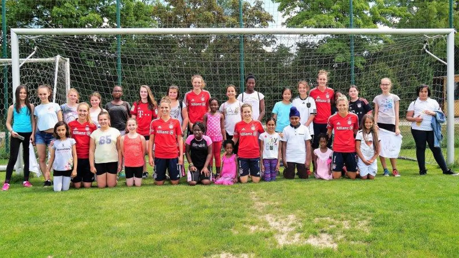 Sechs Spielerinnen der FC Bayern Frauen trainierten mit den Mädels des SOS Kinderdorfes Aschheim. (Foto: FCB)