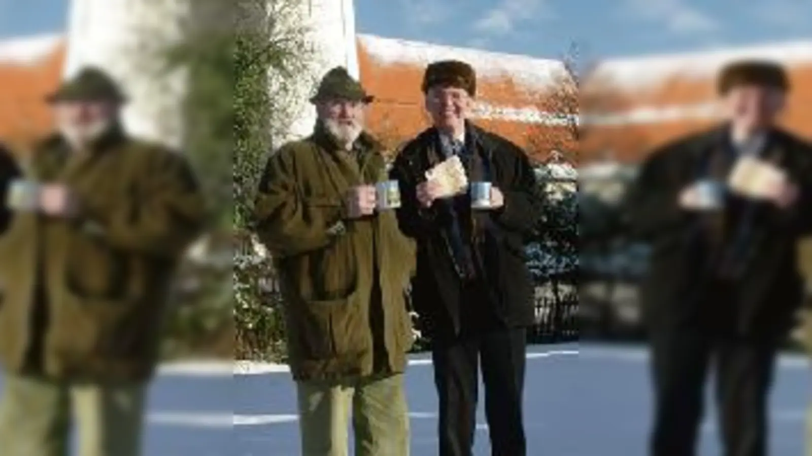 Pfarrer Wechselberger freut sich über die Spende, die F. Huber ihm für die Kirche überreichte.  (Foto: Privat)