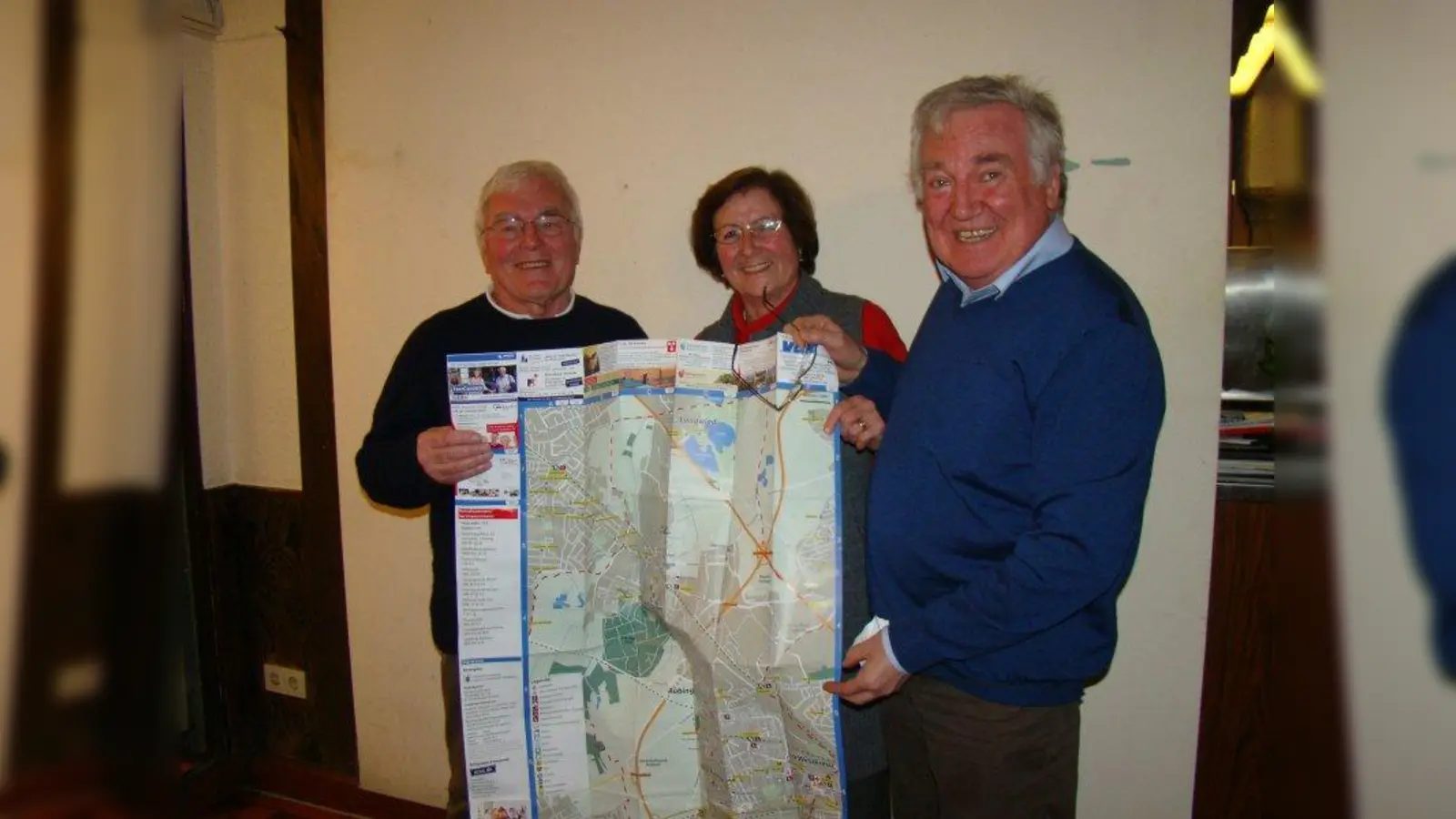 Norbert Stellmach, Erika Umseher und Holger Klotz stellen den Seniorenstadtplan vor. (Foto: pst)