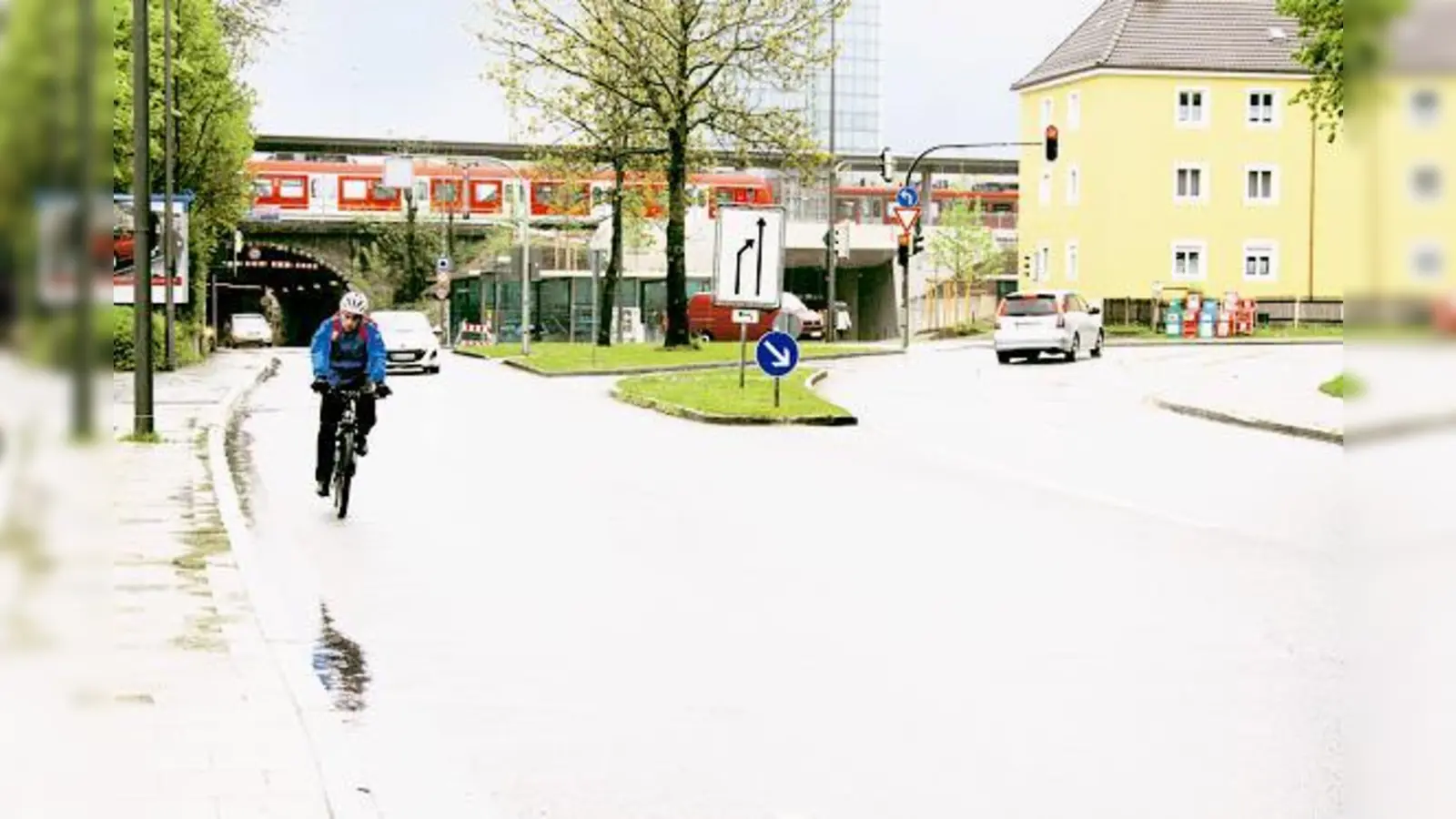 In diesem Bereich wird der Umbau starten, die Radfahrer sollen nicht länger auf einen passenden Anschluss an den fertiggestellten Tunnel warten.	 (Foto: gh)