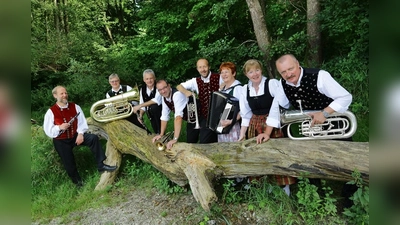 Die „Ampertaler Kirtamusi“ spielt schneidig im Forsthof auf. (Foto: VA)