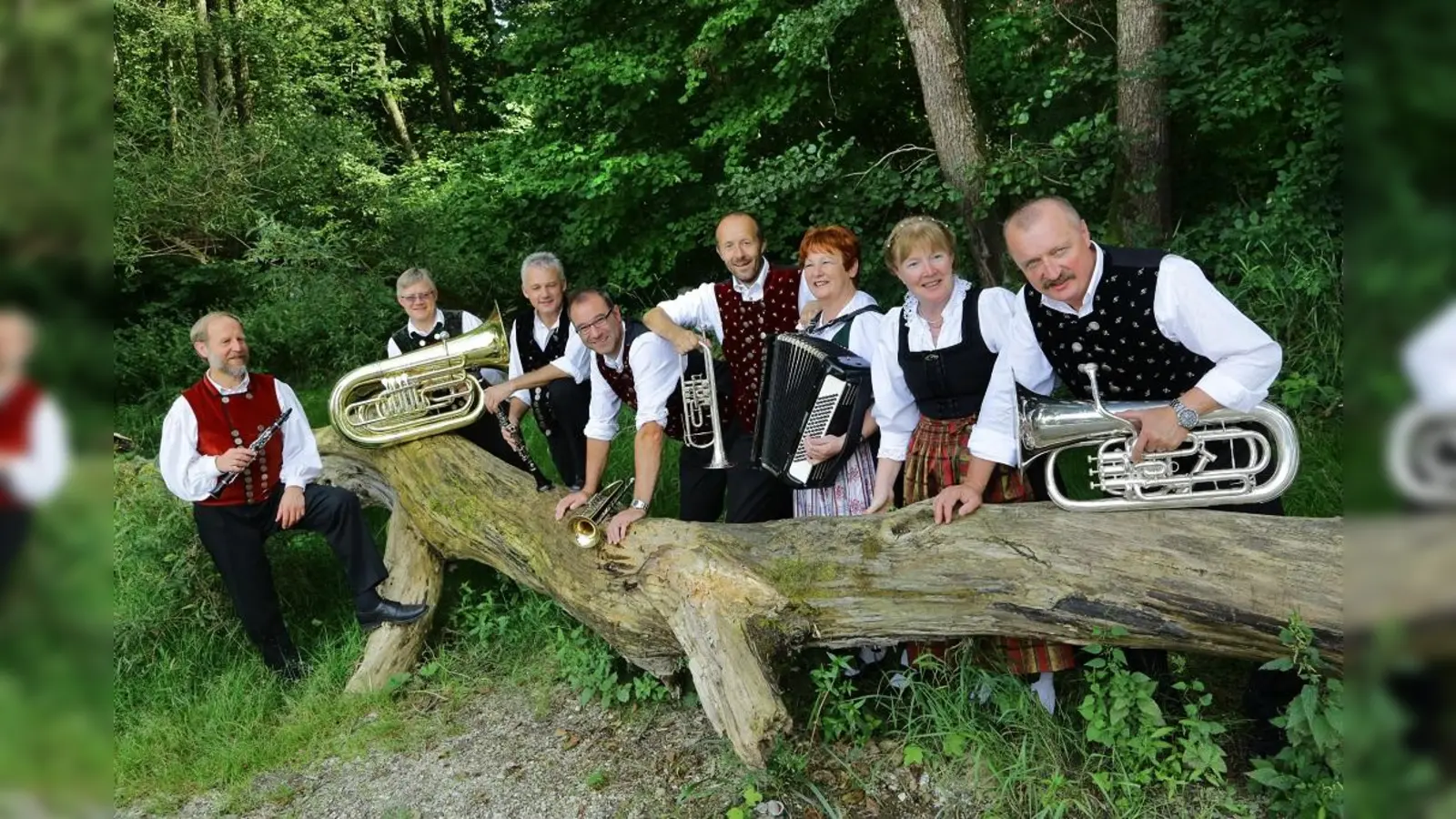 Die „Ampertaler Kirtamusi“ spielt schneidig im Forsthof auf. (Foto: VA)