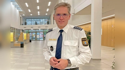  Erster Polizeihauptkommissar Markus Göttler von der Polizeiinspektion 45 stellte bei der Bürgerversammnlung in Freiham die Polizeistatistik vor. (Foto: pst)