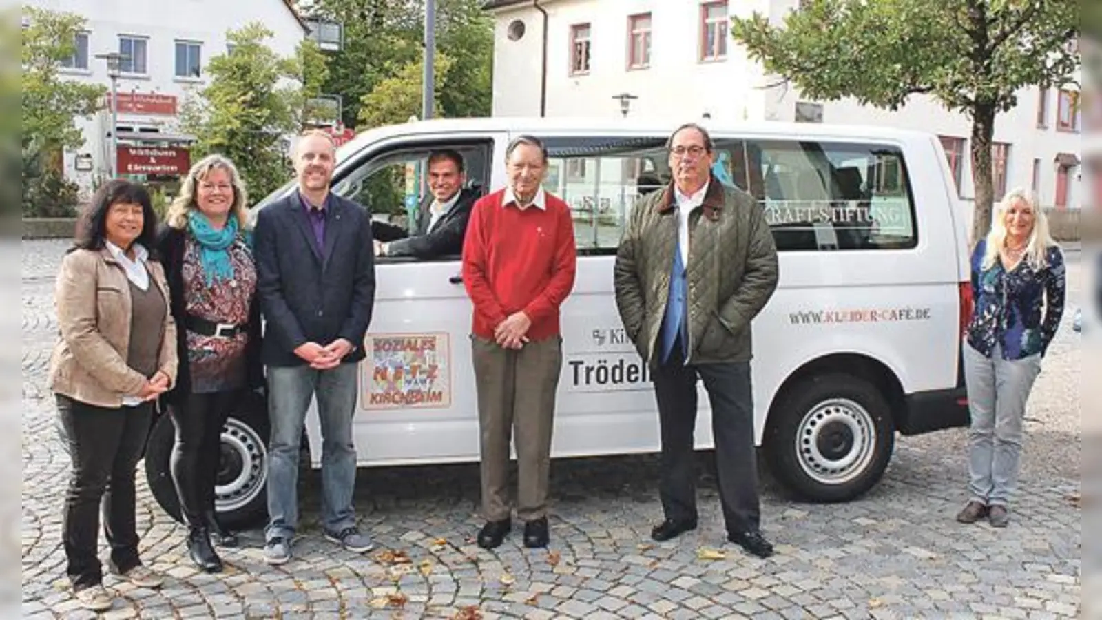 Das ist er  der neue Seniorenbus der Gemeinde Kirchheim. Bürgermeister Maximilian Böltl nahm am Steuer Platz. Links die Seniorenbeauftragte Dagmar Jakob.	 (Foto: Gemeinde)