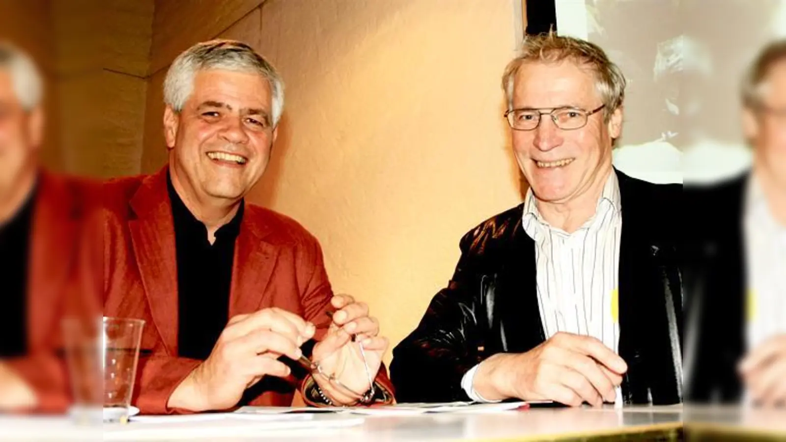 Walter Klein (l.) und Reinhard Zimmermann wollen die öffentliche Toilette an der Agnesstraße erhalten.	 (Foto: Julia Stark)