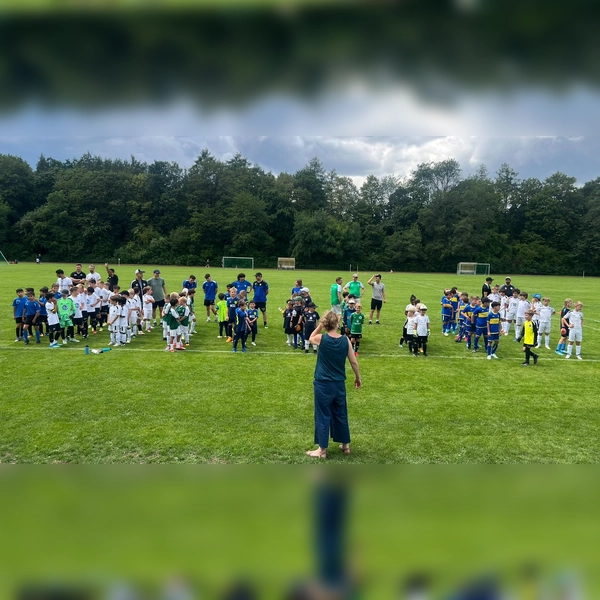 Gemeinsam wurde Fußball gespielt, Gemeinschaft gelebt und gleichzeitig wichtige soziale Projekte unterstützt. (Foto: SVSB)