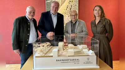 Am Plan für das Bahnhofsareal sind Landratsamtsbauleiter Martin Skudlik, Landrat Christoph Göbel, Bürgermeister Hermann Nafziger und Stephanie Meyer von der Stabstelle Ortsentwicklung (v.l.). (Foto: Ulrike Seiffert)