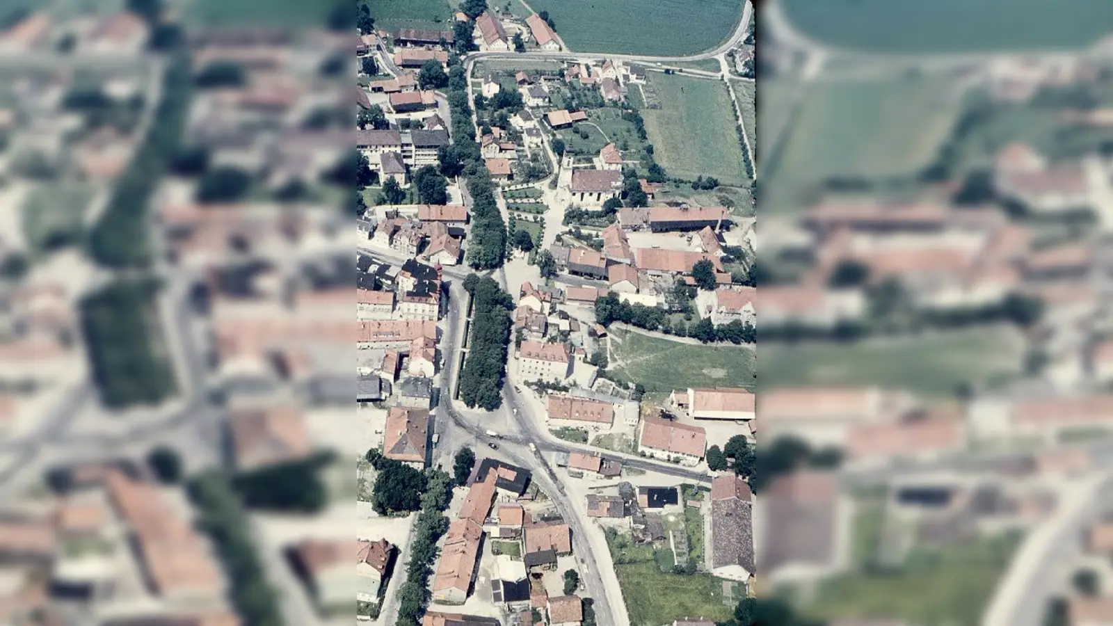 Perlach ist ein grüner Stadtteil, aber um 1960 hatte der Straßenverkehr das ehemalige Dorfzentrum erobert.  (Foto: Festring Perlach)