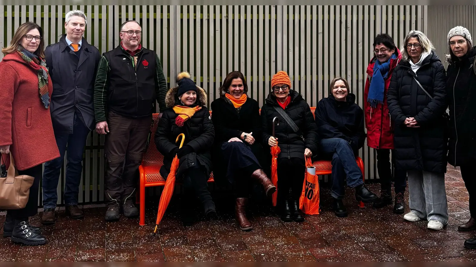 Bei der Aufstellung der orangenen Bank am Elisabethmarkt: (v.l.) Sabine Woldt und Michael Müller (beide Märkte München), Karl Huczala (Händlersprecher Elisabethmarkt), (sitzend:) Bürgermeistein Verena Dietl (2.v.l) neben zwei Mitgliedern des Zonta-Clubs und Mitgliedern des BA 4 (sitzend r. sowie stehend daneben), Gesa Tiedemann (Vorsitzende des BA 4) und Nicole Lassal (Gleichstellungsstelle für Frauen). (Foto: Märkte München)