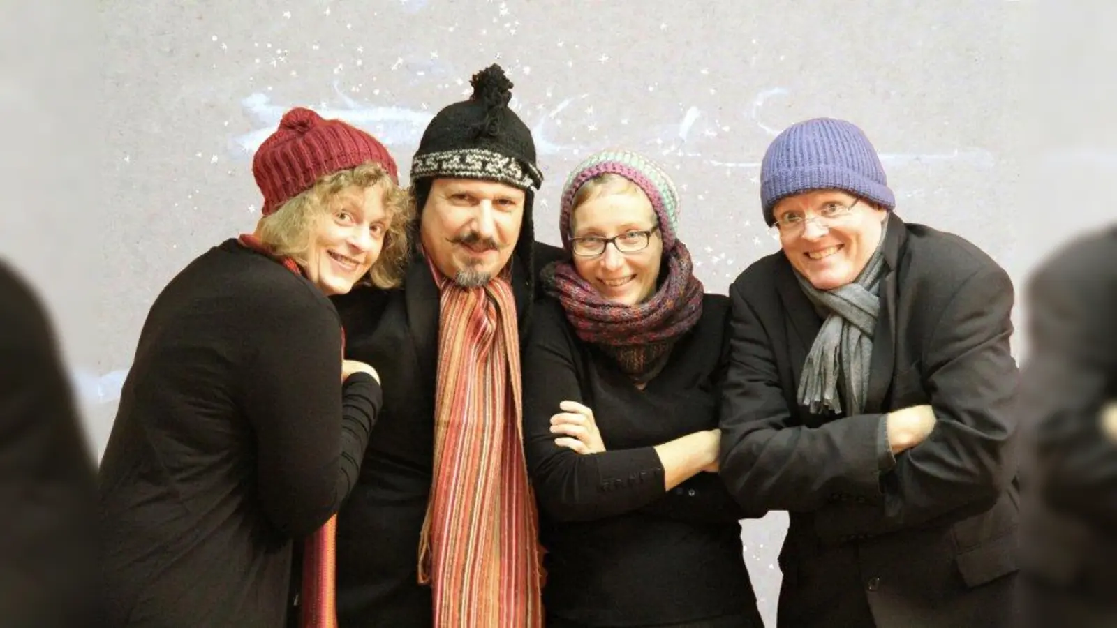 Vier Freunde im Schnee präsentieren „Zwei Freunde im Schnee” (von links): Birgit Bernhard, Robert Bernhard, Ursula Frerich und Thomas Rothfuß. (Foto: Robert Bernhard)