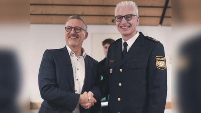 POR a.D. Stefan Schraut (l.) geht in den wohlverdienten Ruhestand und übergibt dem neuen Leiter der Polizeiinspektion 48, Uwe Dörhöfer (r.), ein „wohlbestelltes” Haus.  (Foto: Polizeipräsidium München)
