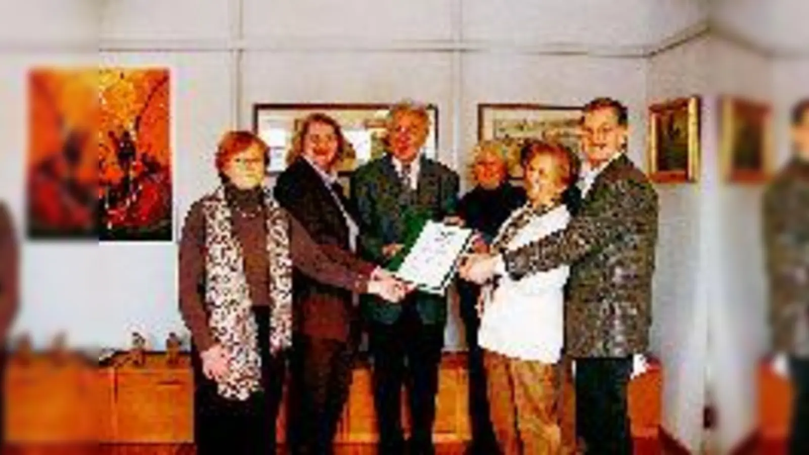 Stolz überreichten Mitglieder des Initiativkreises die gesammelten Unterschriften an Bürgermeister Manfred Solbrig (3. v. li.) und die zweite Bürgermeisterin Hannelore Gabor (2. v. li.).	 (Foto: Privat)