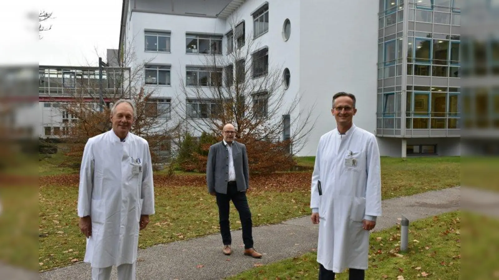 Geschäftsführer Heiner Kelbel (Mitte) hat ein weinendes und ein lachendes Auge. Chefarzt Peter Trenkwalder (links) geht in den Ruhestand, dafür kommt mit Florian Krötz ein neuer Top-Mediziner. (Foto: Hauck)