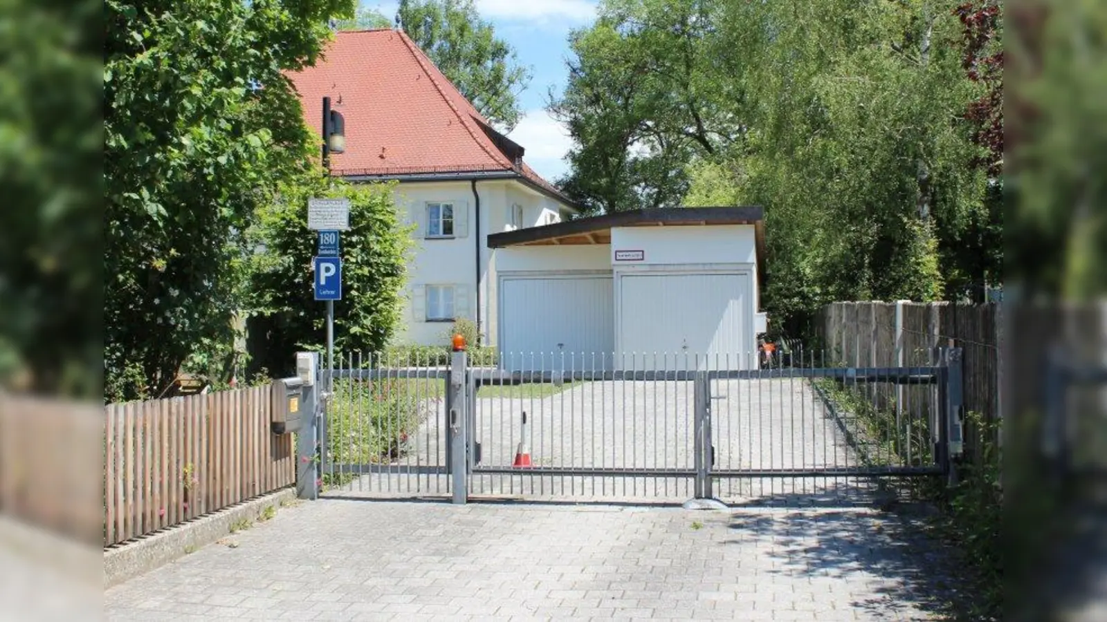 Außerhalb der Schulzeiten ist der Parkplatz der Grundschule in der Eversbuschstraße nicht zugänglich. (Foto: sb)