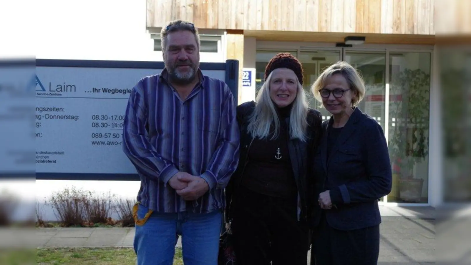 Das Alten- und Servicezentrum Laim freut sich über Ehrenamtliche wie Lisa Bort (Mitte), die sich für andere einsetzet. Daneben: ASZ-Leiterin Stefanie Tischbierek und Sozialpädagoge Martin Unger. (Foto: kö)