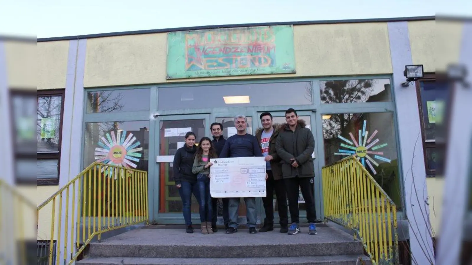 MKJZ-Leiter Ismail Sahin (3.v.l.) freut sich mit den Kindern und Jugendlichen über die Spende des privaten Förderers. (Foto: Kristina Sop)