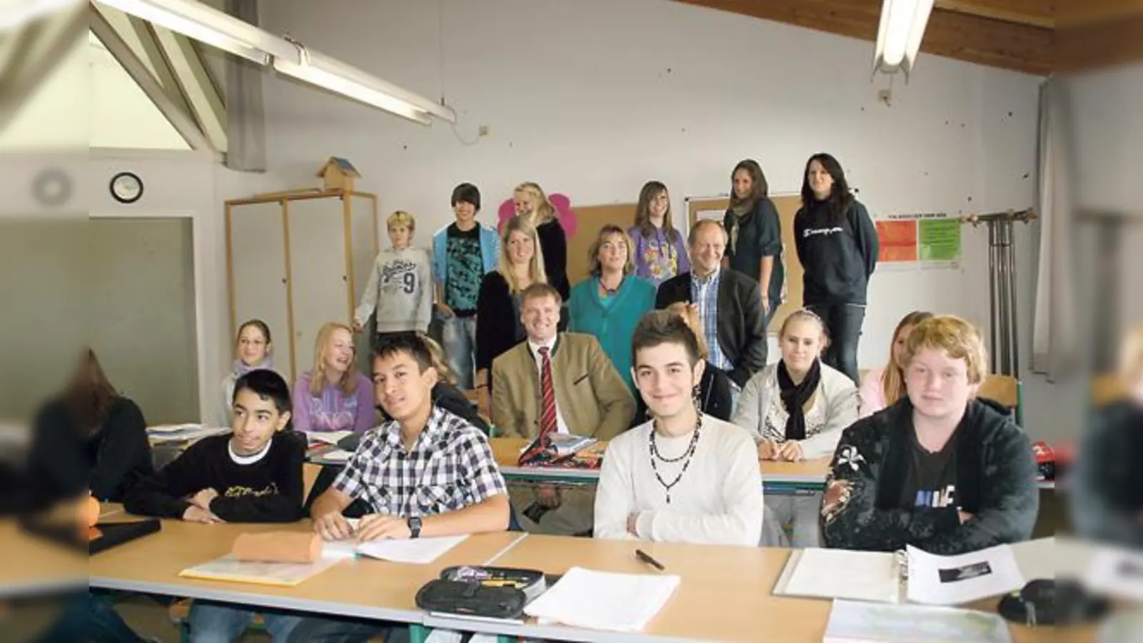 Die erste achte Klasse der neuen Wirtschaftsschule freut sich über den gelungenen Start mit (v. r.) Rektor Günter Braun, Bürgermeister Stefan Schelle und den neuen Lehrerinnen Stefanie Doleschal und Barbara Stoll.  (Foto: hol)