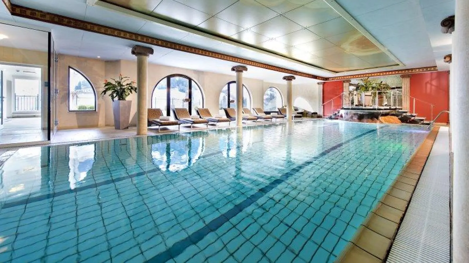 Blick ins Schwimmbad, das nur einen kleinen Teil des über 3.000 qm großen Wellnessbereiches darstellt. (Foto: Pichlmayrgut)