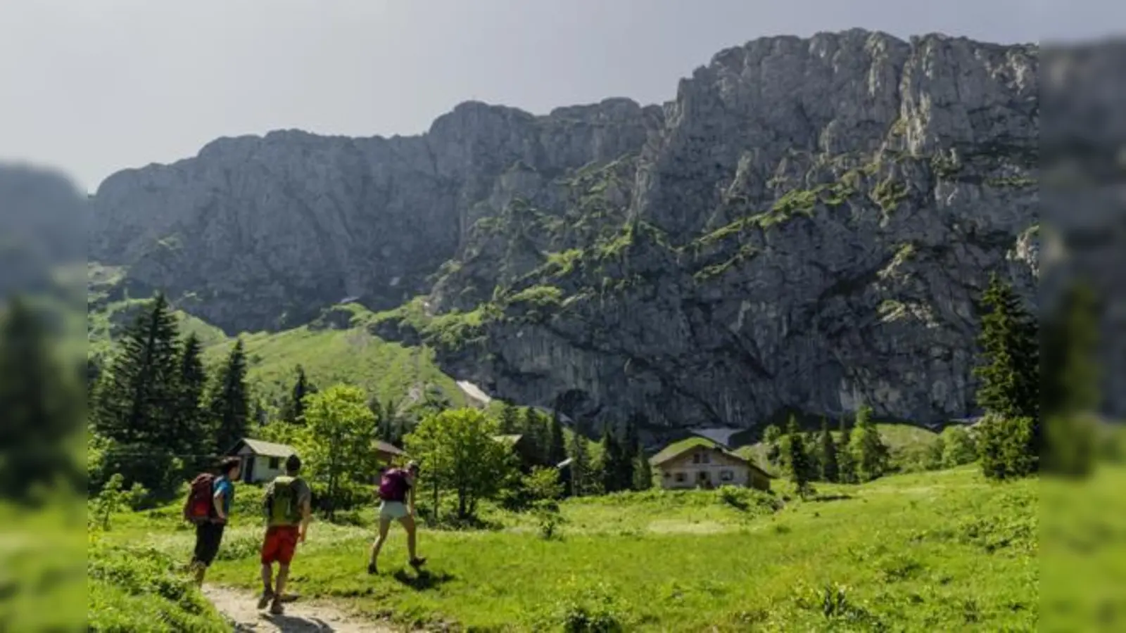 Endlich wieder Bergluft  hier die Tutzinger Hütte vor der Benediktenwand.	 (Foto: DAV / Hans Herbig)