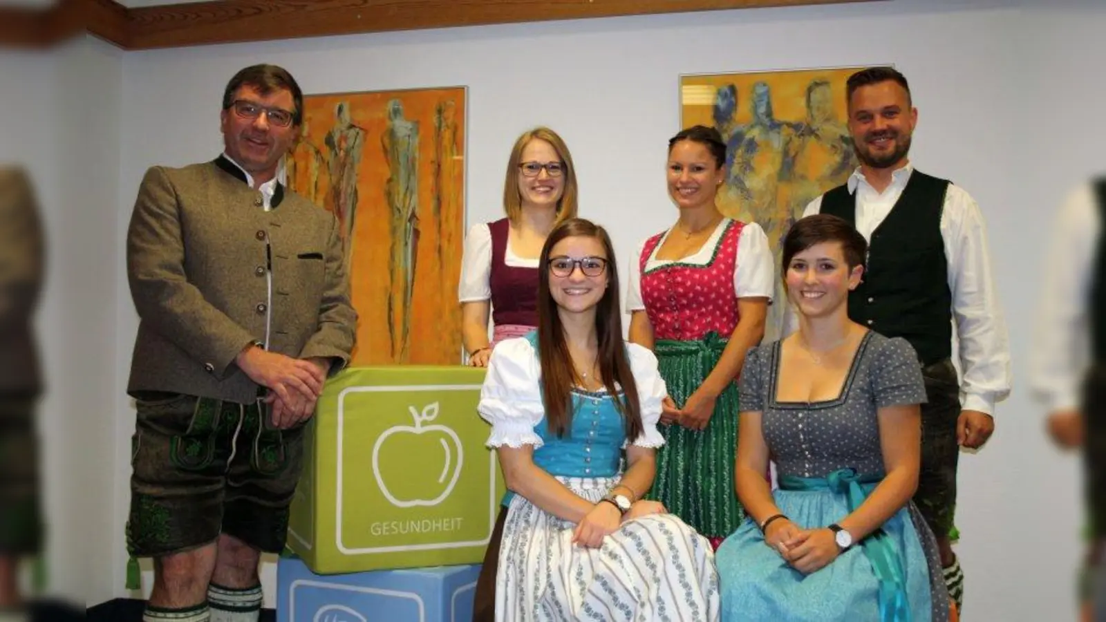 Johann Neuner, Annika Huber, Mariza Stowasser, Florian Rückborn (stehend von links) Michaela Kratz und Johanna Heger (sitzend von links). (Foto: AOK)