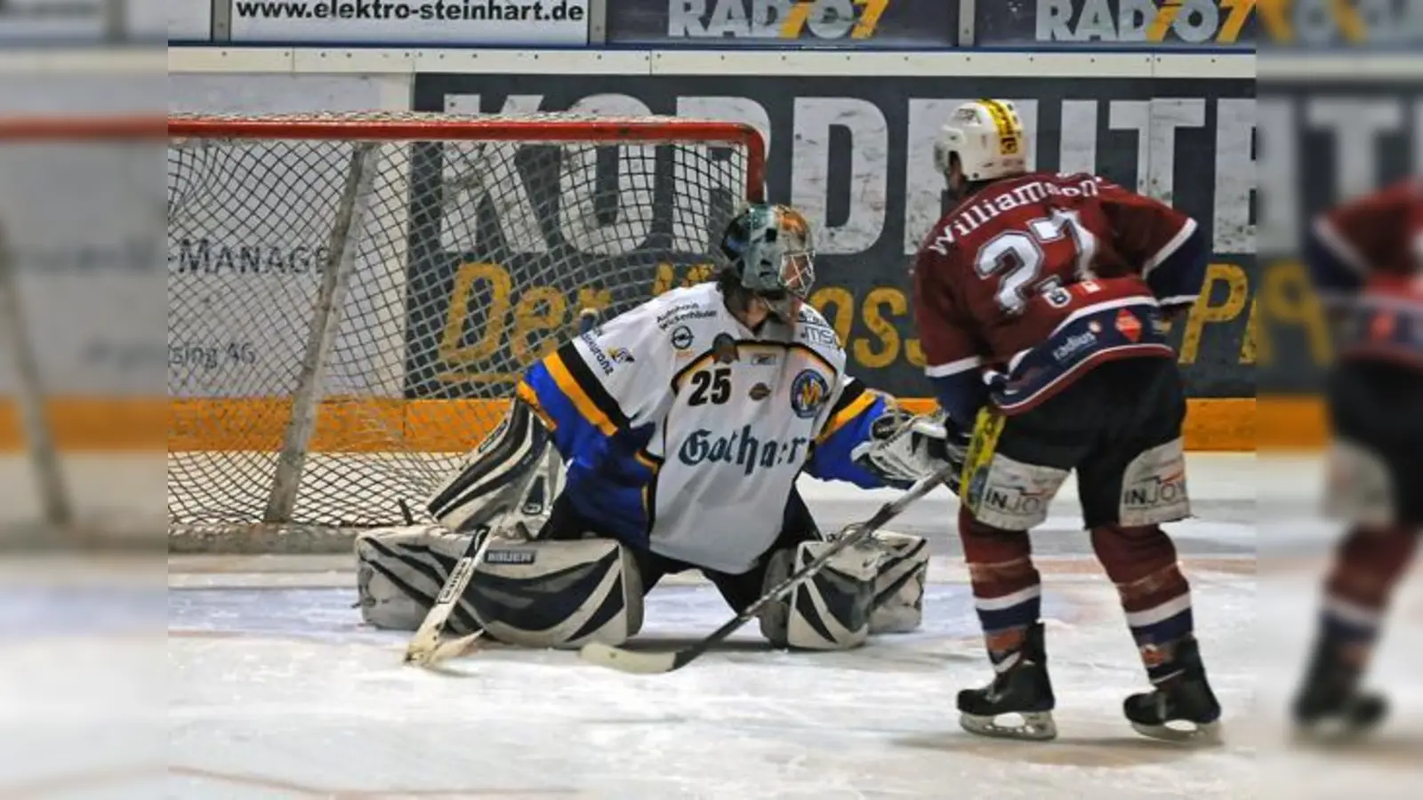 Sebastian Elwing im Tor des EHC zog beim Penaltyschießen im Vergleich mit dem Ravensburger Keeper Christian Rohde den Kürzeren.	   (Foto: Heike Feiner)