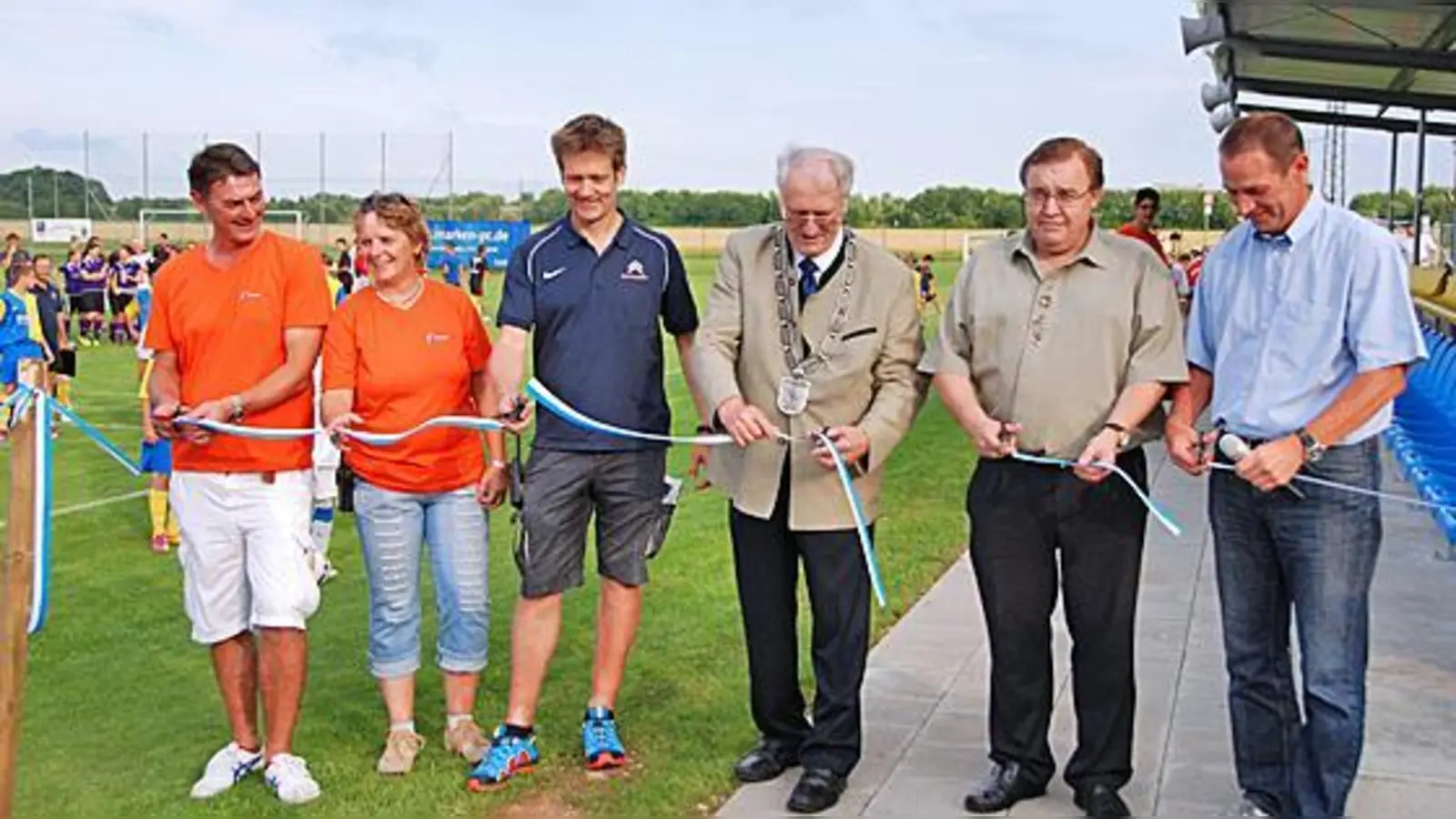 Die offizielle Übergabe (v. li.): Fußballabteilungsleiter Thomas Hofer, Gemeinderätin Carola Lampersberger, Jugendleiter Frank Höreth, Bürgermeister Englmann, 3. Bürgermeister Georg Hornburger und der Vorsitzende des SVD Gerhard Vodermeier.		 (Foto: SVD)