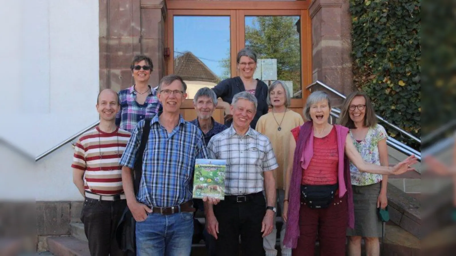 Die Gautinger Exkursionsgruppe auf der Rathaustreppe in Ungersheim: v.l. Rainer Bartesch, Rosi Reindl, Hans Wilhelm Knape, Manfred Suttorp, Bürgermeister Jean Claude Mensch, Christiane Lüst, Thea Wolf, Irine Häusler und Laurence Wuillemin. (Foto: Karl Heinz Jobst)