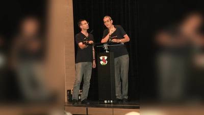 „Wir sehen, wie das Thema den Leuten unter die Haut geht.“ V.l. Herbert Stepp und Burkhard Gagzow (Grünzugnetzwerk Würmtal) bei ihrem Südring-Vortrag im vollbesetztem Kupferhaus. Am 9.Juli sprechen sie im Bürgerhaus Gräfelfing, am 29. Juli in der Neurieder Mehrzweckhalle. (Foto: US)