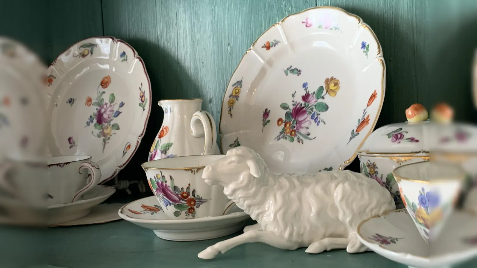 Auch das Porzellan-Schaf gehört zu der Sammlung des Malers. (Foto: Mus. F. X. Stahl)