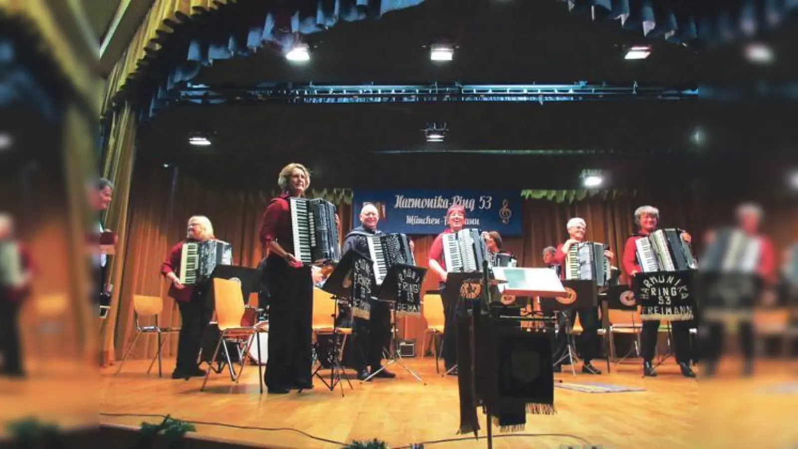 Herbstkonzert kommt an: Das Akkordeonorchester »Harmonika-Ring 53 München-Freimann« animierte das Publikum zum Mitmachen. 	 (Foto: Ensemble)