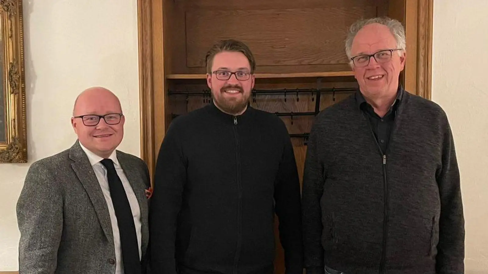 CSA-Bezirksvorsitzender Matthias Leis (links) gratuliert dem neuen Kreisvorsitzenden Florian Kling (Mitte) zur Wahl und dankte dessen Vorgänger Michael Schmatz (rechts) für die geleistete Arbeit. (Foto: CSA Weilheim-Schongau)