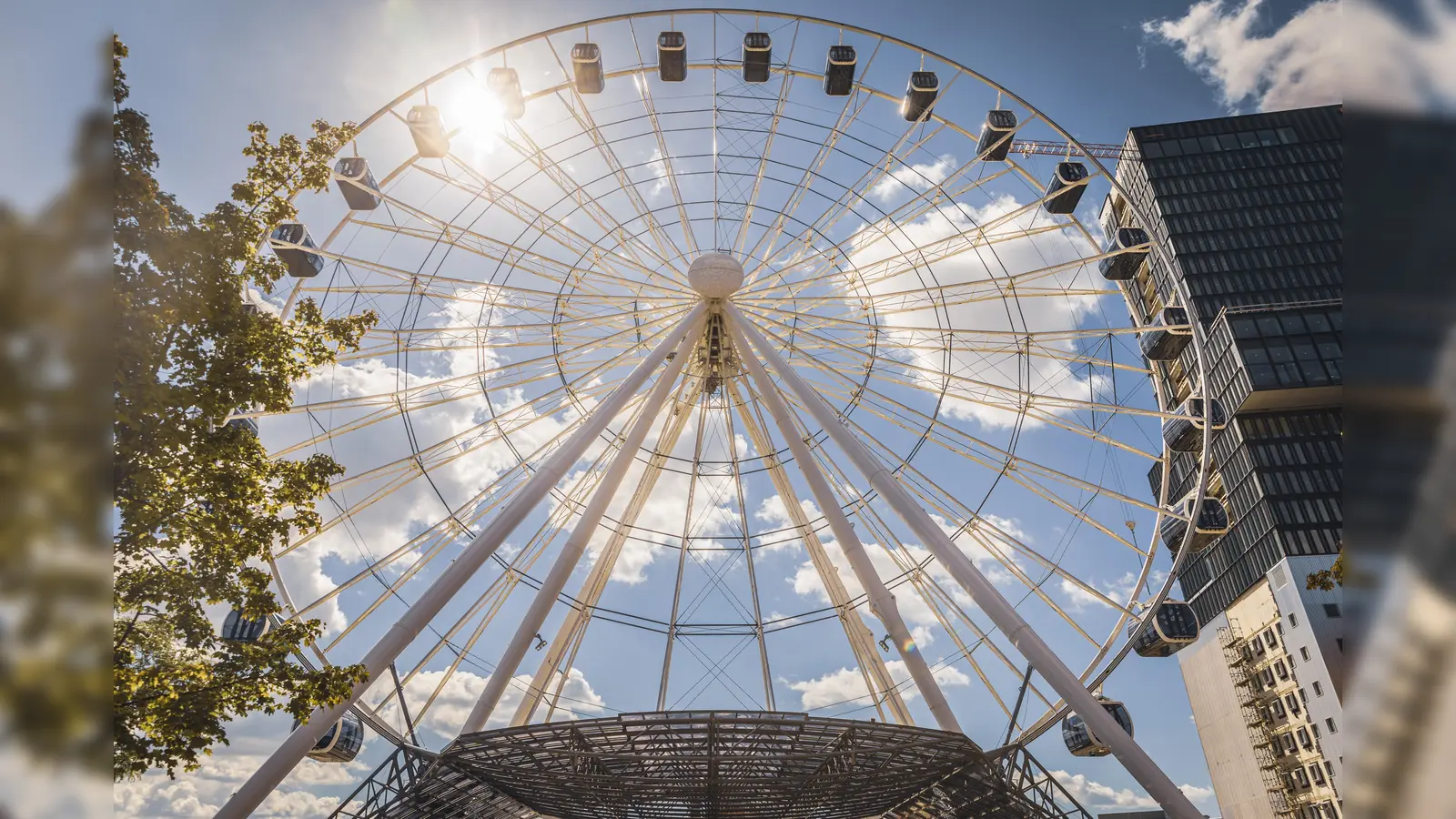 Beim Sommer in der Stadt gibt es jede Menge zu erleben, wie beispielsweise eine Fahrt im "Umadum", dem größten mobilen Riesenrad der Welt, das im Werksviertel zu finden ist. Wir verlosen 3 x 2 Tickets. (Foto: Ivana Bilz (Urkern) )