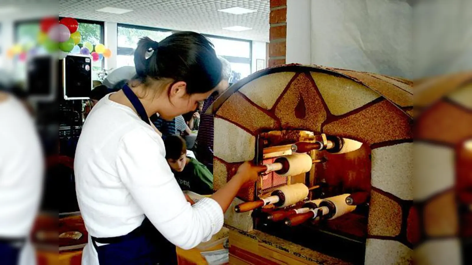 Erst eine Runde Einrad fahren, dann einen leckeren Baumstriezel genießen  beim »Aktionstag rund ums Rad« in Forstinning.	 (Foto: VA)