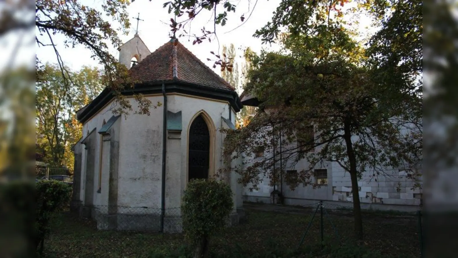 Wenn das Ludl-Grundstück neu bebaut wird, ist die denkmalgeschützte Kapelle das einzige Gebäude das erhalten bleibt. (Foto: sb)