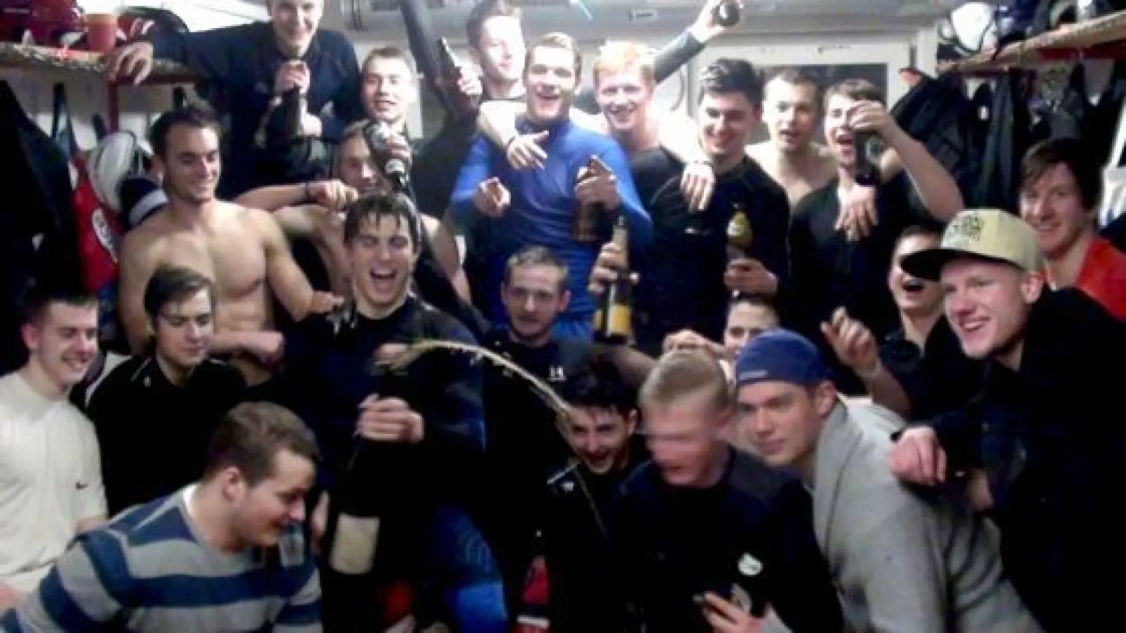 Statt Puck und Schläger Bier, Schampus und Zigarren: Die Klosterseer Juniorenmannschaft feierte den Bundesliga-Aufstieg.	 (Foto: smg)
