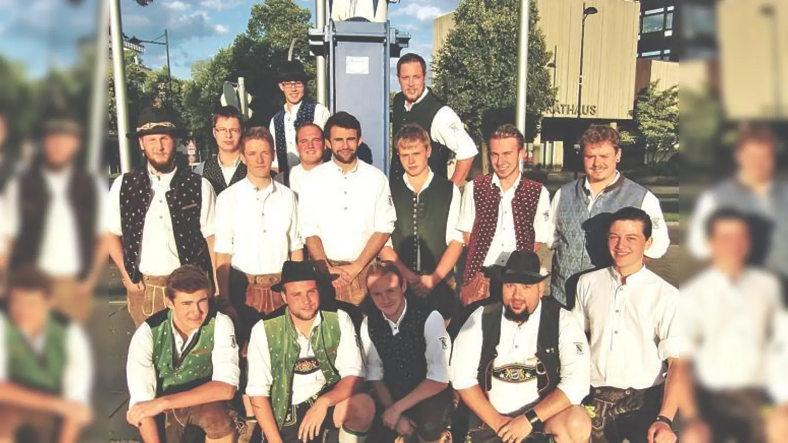 Der harte Kern des Burschenvereins Unterföhring: Der Vorsitzende ist Franz Brennberger (unten Zweiter von links).	 (Foto: hgb)