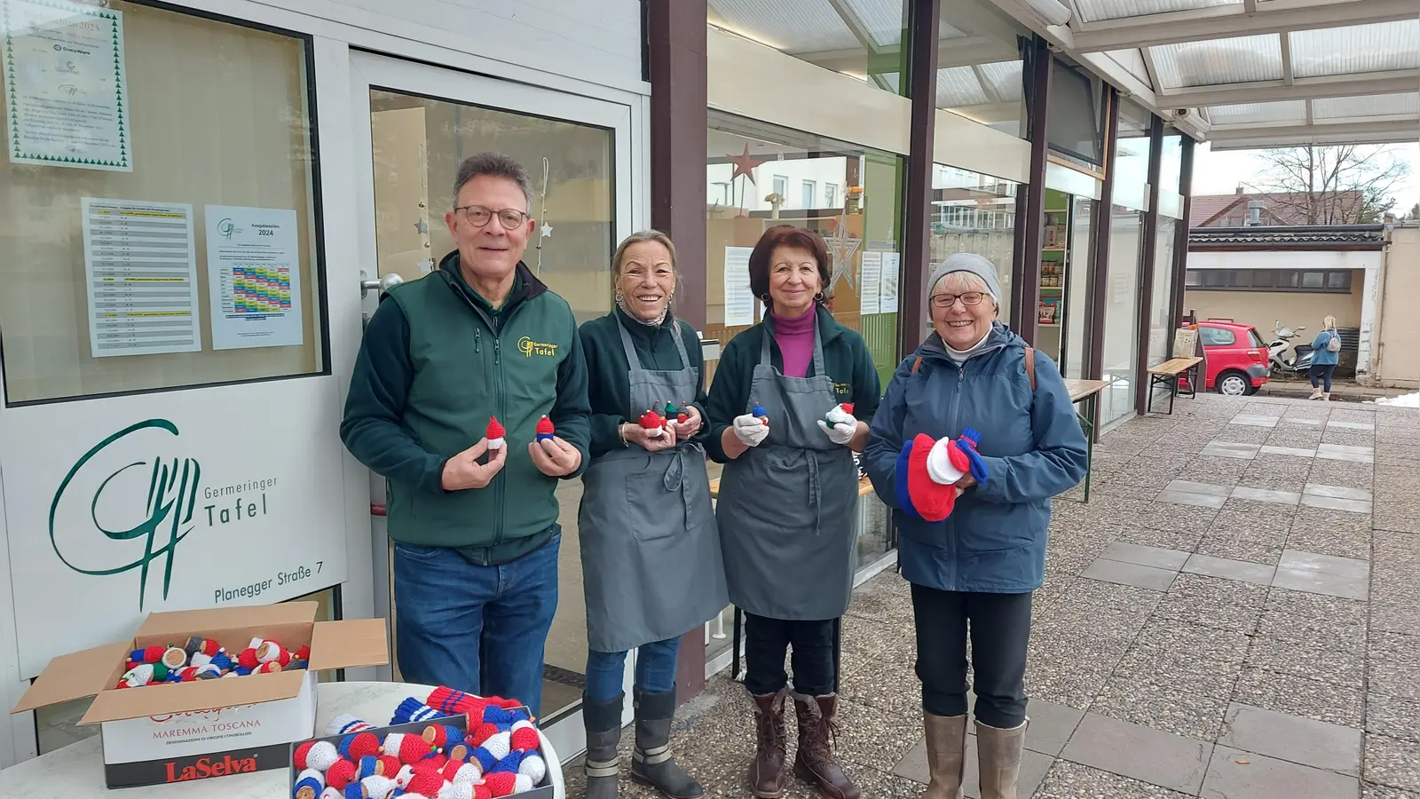 Ingeborg Keil (r.) unterstützt alljährlich mit ihren Wichteln die Germeringer Tafel. (Foto: © Sozialdienst Germering e.V.)