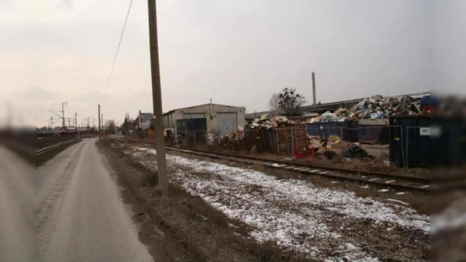 Unmittelbar neben der Denkmal geschützten Eggenfabrik in der Hildachstraße lagert die Firma BW in riesigen Mengen Schutt und Müll. Dabei wurde der Abfalllagerplatz offiziell bereits 2001 geschlossen. Nun ermittelt der Staatsanwalt. (Foto: US)