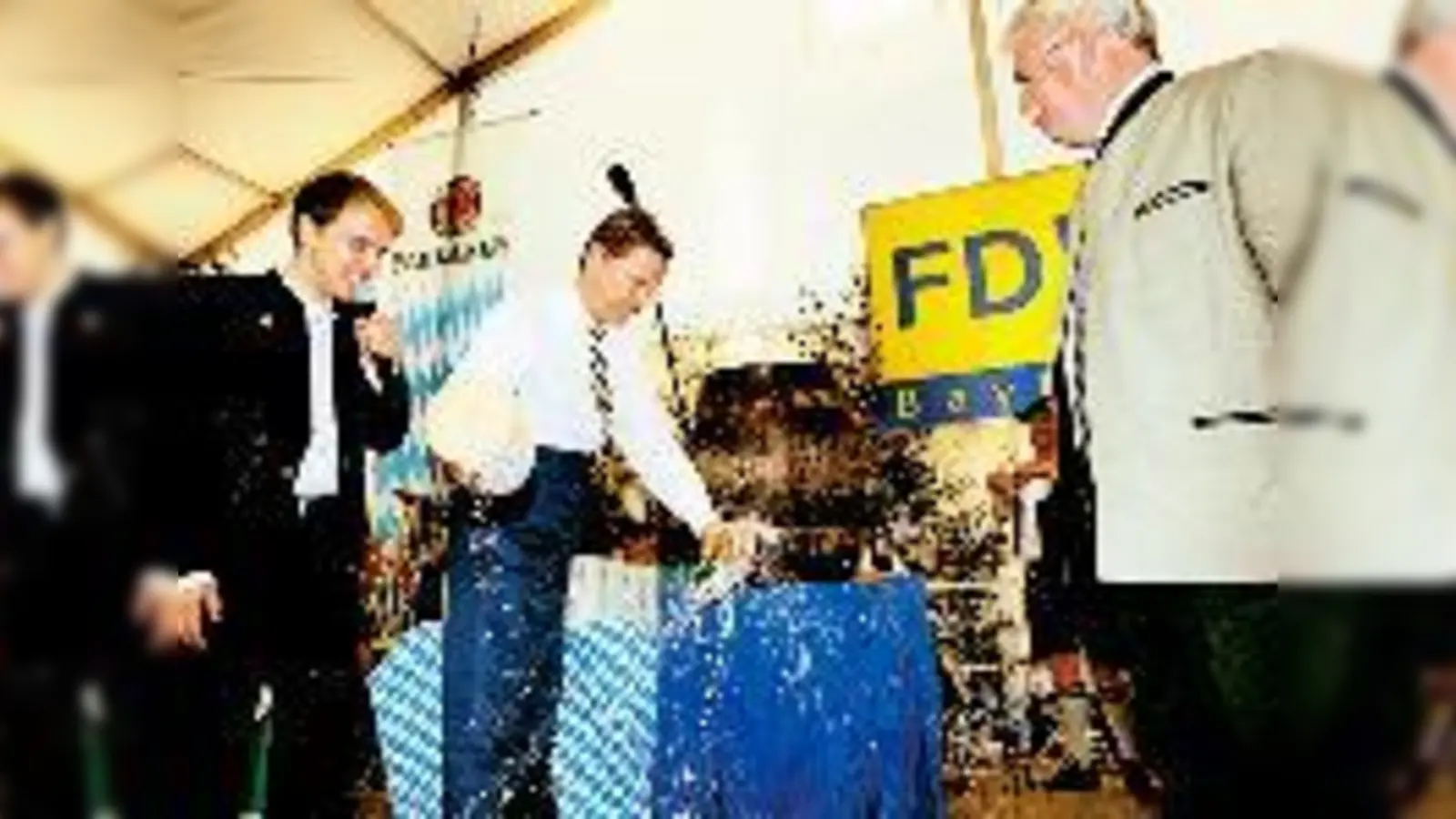 Die Landtagskandidaten Tobias Thalhammer (li.) und Martin Zeil (re.) beäugen die Anzapf-Bemühungen von Guido Westerwelle.   (Foto: Rammelsberger)
