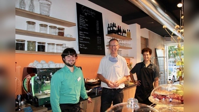 Betreiber Grain gGmbH mit Florian Reistle, Hans Wilhelm Knape und Stefan Haderer (v.l.): „Das hier soll Ihr Café, Ihr Treffpunkt sein. Hier entsteht der Raum für Ihre Ideen, Ihre Themen und Ihre Interessen“ (Foto: us)